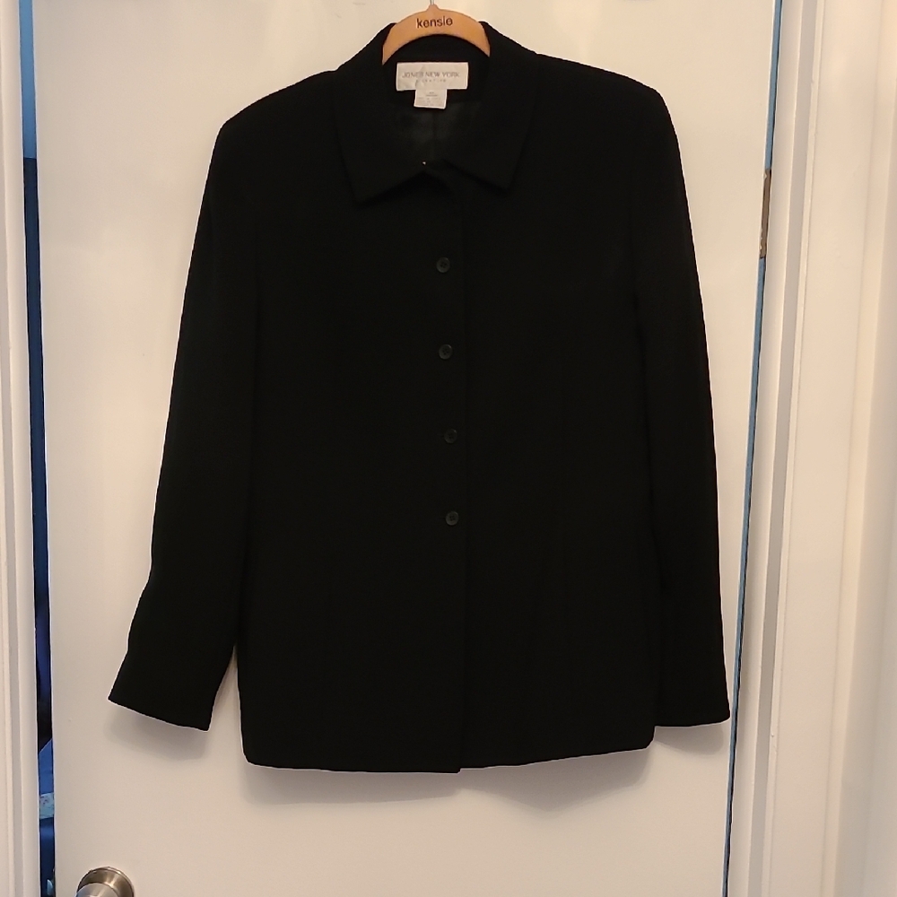 Elegant Black Button-Up Blazer